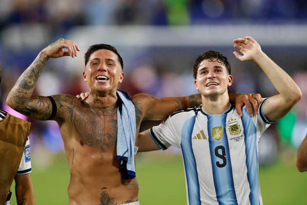 Argentina v Cabo Verde: Round of 32 - FIFA World Cup, WM, Weltmeisterschaft, Fussball 2026 Enzo Fernandez and Julian Alvarez of Argentina celebrate after winning the FIFA World Cup 2026 Round Of 32 match between Argentina and Cabo Verde at Miami Stadium on July 3, 2026 in Miami Gardens, United States. Miami Gardens Miami Stadium FL United States Copyright: xAllstarxPicturexLibraryxLtdx