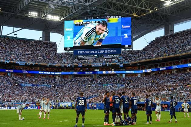 Lionel Messi of Argentina prepares to take a free kick as shown on the big screen Argentina v Cape Verde, 2026 FIFA World Cup, WM, Weltmeisterschaft, Fussball Round of 32, Football, Miami Stadium, Miami, Florida, USA - 03 Jul 2026Miami Miami Stadium Florida (FL) United States of America  Copyright: xIsmaelxAdnan Shutterstockx 16975459es