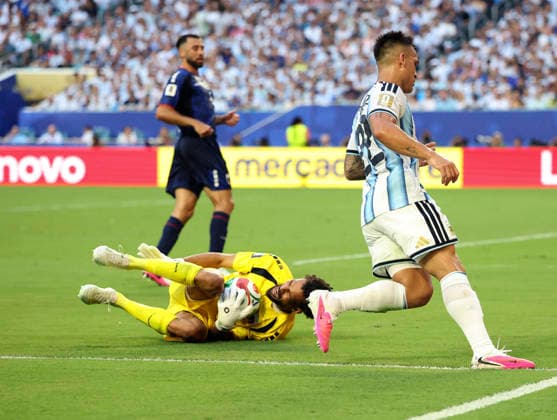(260704) -- MIAMI, July 4, 2026 -- Cabo Verde s goalkeeper Vozinha (bottom) makes a save against Lautaro Martinez of Argentina during the round of 32 match between Argentina and Cabo Verde at the 2026 FIFA World Cup, WM, Weltmeisterschaft, Fussball at Miami Stadium, Miami, the United States, July 3, 2026. ) (SP)U.S.-MIAMI-FOOTBALL-FIFA WORLD CUP-ROUND OF 32-ARGENTINA VS CABO VERDE ZhangxChen 