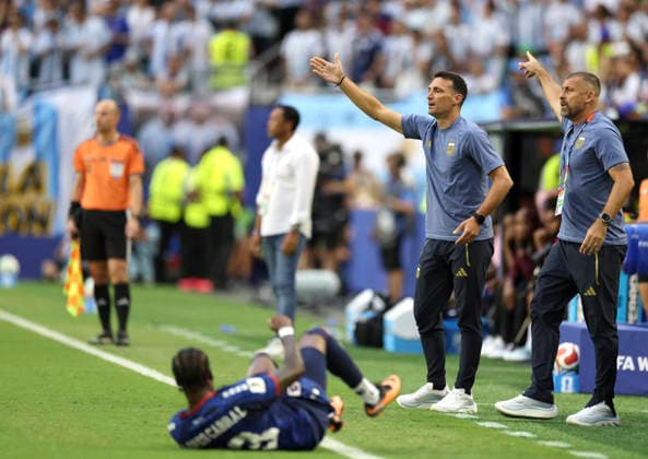 (260704) -- MIAMI, July 4, 2026 -- Argentina s head coach Lionel Scaloni (2nd R) gestures during the round of 32 match between Argentina and Cabo Verde at the 2026 FIFA World Cup, WM, Weltmeisterschaft, Fussball at Miami Stadium, Miami, the United States, July 3, 2026. ) (SP)U.S.-MIAMI-FOOTBALL-FIFA WORLD CUP-ROUND OF 32-ARGENTINA VS CABO VERDE XuxZijian 