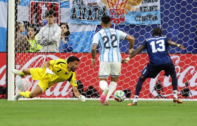 (260704) -- MIAMI, July 4, 2026 -- Cabo Verde s goalkeeper Vozinha (L) makes a save during the round of 32 match between Argentina and Cabo Verde at the 2026 FIFA World Cup, WM, Weltmeisterschaft, Fussball at Miami Stadium, Miami, the United States, July 3, 2026. ) (SP)U.S.-MIAMI-FOOTBALL-FIFA WORLD CUP-ROUND OF 32-ARGENTINA VS CABO VERDE XuxZijian 