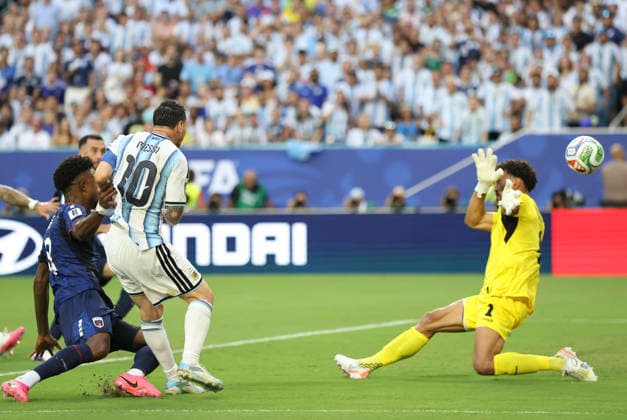 (260704) -- MIAMI, July 4, 2026 -- Lionel Messi (2nd R) of Argentina shoots and scores against Cabo Verde s goalkeeper Vozinha (1st R) during the round of 32 match between Argentina and Cabo Verde at the 2026 FIFA World Cup, WM, Weltmeisterschaft, Fussball at Miami Stadium, Miami, the United States, July 3, 2026. ) (SP)U.S.-MIAMI-FOOTBALL-FIFA WORLD CUP-ROUND OF 32-ARGENTINA VS CABO VERDE ZhangxChen 