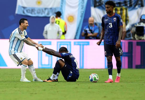 (260704) -- MIAMI, July 4, 2026 -- Lionel Messi (L) of Argentina pulls Sidny Lopes Cabral of Cabo Verde up during the round of 32 match between Argentina and Cabo Verde at the 2026 FIFA World Cup, WM, Weltmeisterschaft, Fussball at Miami Stadium, Miami, the United States, July 3, 2026. ) (SP)U.S.-MIAMI-FOOTBALL-FIFA WORLD CUP-ROUND OF 32-ARGENTINA VS CABO VERDE XuxZijian 