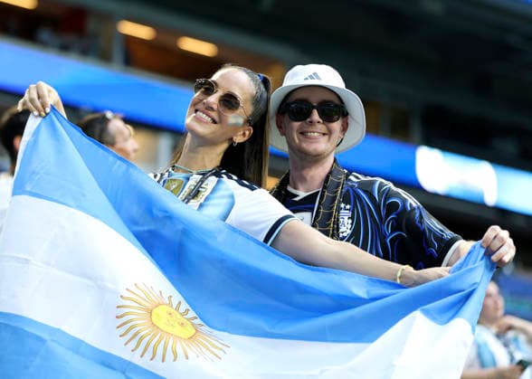 (260704) -- MIAMI, July 4, 2026 -- Fans of Argentina pose before the round of 32 match between Argentina and Cabo Verde at the 2026 FIFA World Cup, WM, Weltmeisterschaft, Fussball at Miami Stadium, Miami, the United States, July 3, 2026. ) (SP)U.S.-MIAMI-FOOTBALL-FIFA WORLD CUP-ROUND OF 32-ARGENTINA VS CABO VERDE ZhangxChen 
