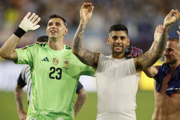 Argentina v Cabo Verde: Round of 32 - FIFA World Cup, WM, Weltmeisterschaft, Fussball 2026 Emiliano Martinez, goalkeeper of Argentina and Cristian Romero of Argentina celebrates after winning the FIFA World Cup 2026 Round Of 32 match between Argentina and Cabo Verde at Miami Stadium on July 3, 2026 in Miami Gardens, United States. Miami Gardens Miami Stadium FL United States Copyright: xAllstarxPicturexLibraryxLtdx