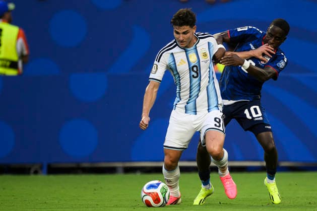 Argentina v Cabo Verde - FIFA World Cup, WM, Weltmeisterschaft, Fussball 2026 Julian Alvarez of Argentina competes for the ball with Jamiro Monteiro of Cabo Verde during the FIFA World Cup 2026 round of 32 football match between Argentina and Cabo Verde. Miami Gardens United States Copyright: xNicolòxCampox
