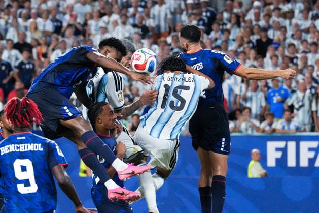 Cristian Romero of Argentina heads the ball during a FIFA Men’s World Cup 2026 round of 32 football match between Argentina and Cape Verde at Miami Stadium, in Miami Gardens July 03 2026 (Photo by Alexandra Fechete SPP)  Copyright: xAlexandraxFechete SPPx Sportspressphoto_SPR184465