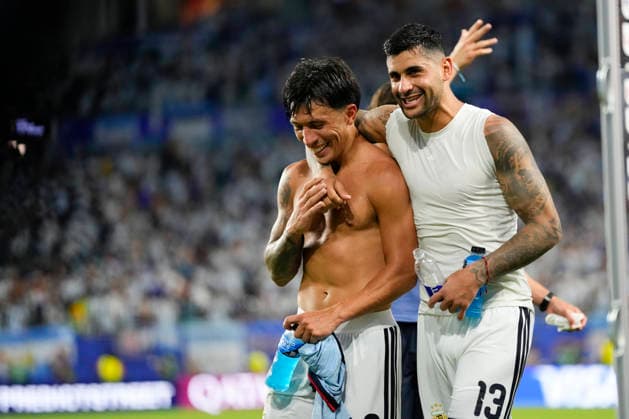 Argentina v Cabo Verde: Round of 32 - FIFA World Cup, WM, Weltmeisterschaft, Fussball 2026 Lisandro Martinez and Cristian Romero of Argentina celebrate the victory during the FIFA World Cup 2026 Round Of 32 match between Argentina and Cabo Verde at Miami Stadium on July 3, 2026 in Miami Gardens, United States. Miami Gardens FL United States  Copyright: xJosexBretonx originalFilename:bretonhernandez-argentin260703_npgPx.jpg