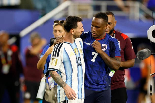 Argentina v Cabo Verde: Round of 32 - FIFA World Cup, WM, Weltmeisterschaft, Fussball 2026 Lionel Messi of Argentina and Jovane Cabral of Cabo Verde talk after the FIFA World Cup 2026 Round Of 32 match between Argentina and Cabo Verde at Miami Stadium on July 3, 2026 in Miami Gardens, United States. Miami Gardens Miami Stadium FL United States Copyright: xAllstarxPicturexLibraryxLtdx