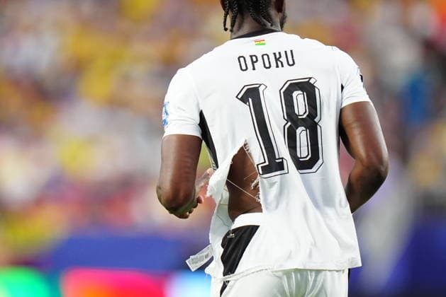 Colombia v Ghana - FIFA World Cup, WM, Weltmeisterschaft, Fussball 2026 - Round of 32 KANSAS CITY, UNITED STATES - JULY 3: Jerome Opoku (18) of Ghana changes his jersey after being ripped during the 2026 FIFA World Cup Round of 32 match between Colombia and Ghana at Arrowhead Stadium (Kansas City Stadium) in Kansas City, Missouri, United States on July 3, 2026. Hakan Akgun Anadolu Missouri United States. Editorial use only. Please get in touch for any other usage.  Copyright: x2026xAnadoluxHakanxAkgunx