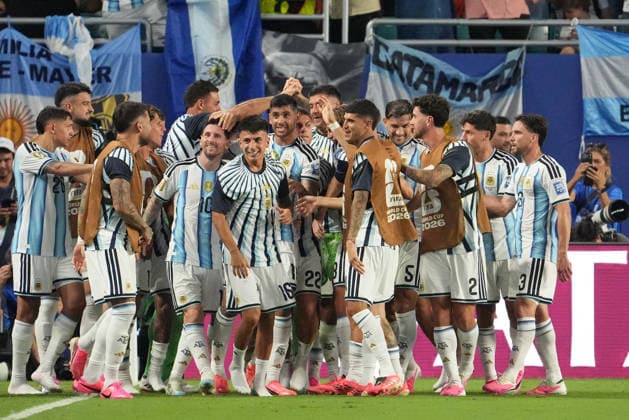 Argentina players celebrate a goal by Lisandro Martinez during a round of 32 match of the 2026 FIFA World Cup, WM, Weltmeisterschaft, Fussball between Argentina and Cape Verde at Hard Rock Stadium in Miami, USA, 03 July 2026. FIFA World Cup 2026: Argentina - Cape Verde !ACHTUNG: NUR REDAKTIONELLE NUTZUNG!  Copyright: xAlbertoxBoalx GR6123 20260704-55020794722_1