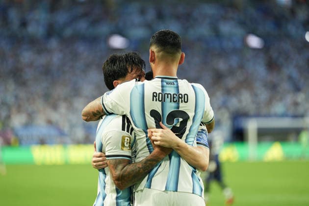 Lisandro Martinez (L) and Cristian Romero (R) of Argentina celebrate a goal during a round of 32 match of the 2026 FIFA World Cup, WM, Weltmeisterschaft, Fussball between Argentina and Cape Verde at Hard Rock Stadium in Miami, USA, 03 July 2026. FIFA World Cup 2026: Argentina - Cape Verde !ACHTUNG: NUR REDAKTIONELLE NUTZUNG!  Copyright: xAlbertoxBoalx GR6117 20260704-55020794733_1