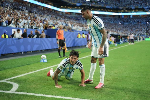 Lisandro Martinez (L) and Cristian Romero (R) of Argentina celebrate a goal during a round of 32 match of the 2026 FIFA World Cup, WM, Weltmeisterschaft, Fussball between Argentina and Cape Verde at Hard Rock Stadium in Miami, USA, 03 July 2026. FIFA World Cup 2026: Argentina - Cape Verde !ACHTUNG: NUR REDAKTIONELLE NUTZUNG!  Copyright: xAlbertoxBoalx GR6119 20260704-55020794734_1