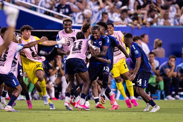 Argentina v Cabo Verde: round of 32 - FIFA World Cup, WM, Weltmeisterschaft, Fussball 2026 MIAMI, FL - JULY 3: Sidny Lopes Cabral 13 of Cabo Verde celebrates with teammates after scoring a goal during the FIFA World Cup 2026 round of 32 match between Argentina and Cabo Verde at Miami Stadium on July 3, 2026 in Miami, USA. (Photo by Victor Monteiro PxImages) Miami Miami Stadium FL USA Copyright: xVictorxMonteirox