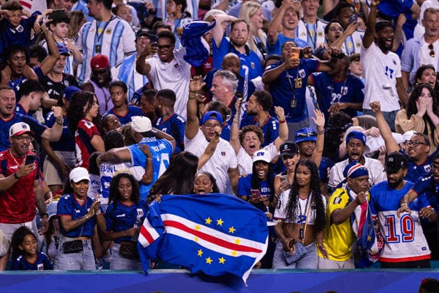 Argentina v Cabo Verde: round of 32 - FIFA World Cup, WM, Weltmeisterschaft, Fussball 2026 MIAMI, FL - JULY 3: Fans celebrate after Sidny Lopes Cabral 13 of Cabo Verde scoring a goal during the FIFA World Cup 2026 round of 32 match between Argentina and Cabo Verde at Miami Stadium on July 3, 2026 in Miami, USA. (Photo by Victor Monteiro PxImages) Miami Miami Stadium FL USA Copyright: xVictorxMonteirox