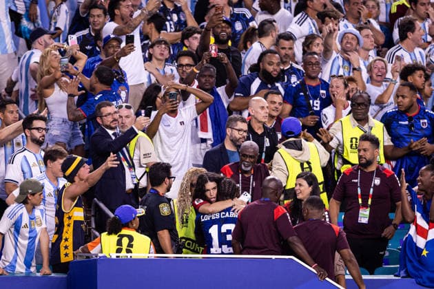 Argentina v Cabo Verde: round of 32 - FIFA World Cup, WM, Weltmeisterschaft, Fussball 2026 MIAMI, FL - JULY 3: Sidny Lopes Cabral 13 of Cabo Verde celebrates with fans after scoring a goal during the FIFA World Cup 2026 round of 32 match between Argentina and Cabo Verde at Miami Stadium on July 3, 2026 in Miami, USA. (Photo by Victor Monteiro PxImages) Miami Miami Stadium FL USA Copyright: xVictorxMonteirox