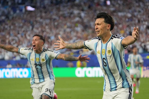 Lisandro Martinez (R) of Argentina celebrate a goal during a round of 32 match of the 2026 FIFA World Cup, WM, Weltmeisterschaft, Fussball between Argentina and Cape Verde at Hard Rock Stadium in Miami, USA, 03 July 2026. FIFA World Cup 2026: Argentina - Cape Verde !ACHTUNG: NUR REDAKTIONELLE NUTZUNG!  Copyright: xAlbertoxBoalx GR6109 20260704-55020794749_1