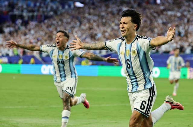 FIFA World Cup, WM, Weltmeisterschaft, Fussball 2026 - Round of 32 - Argentina vs Cape Verde epaselect Lisandro Martinez (R) of Argentina celebrates with teammate Enzo Fernandez after scoring his team s second goal during the FIFA World Cup 2026 Round of 32 match Argentina against Cape Verde, in Miami, USA, 03 July 2026. MIAMI United States  Copyright: xRONALDxWITTEKx