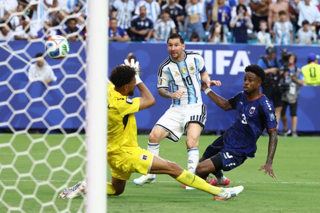 MIAMI GARDENS, FL - JULY 03: Argentina forward Lionel Messi (10) beats Cape Verde goalkeeper Vozinha (1) for a goal in the first half during the FIFA World Cup, WM, Weltmeisterschaft, Fussball 26 Round of 32 match between Argentina and Cabo Verde on Friday, July 3, 2026 at Miami Stadium in Miami Gardens, FL (Photo by Peter Joneleit Icon Sportswire) SOCCER: JUL 03 FIFA World Cup 26 Round of 32 - Argentina v Cabo Verde EDITORIAL USE ONLY Icon260703009