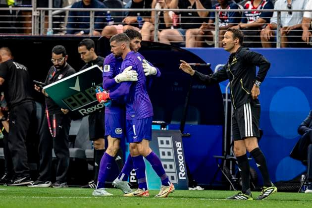DALLAS - goalkeeper substitution for the penalties (lr) Australian goalkeeper Patrick Beach and Australian goalkeeper Mathew Ryan during the 2026 World Cup match between Australia and Egypt at Dallas Stadium on July 3, 2026, in Dallas, United States. (Photo by Stefan Koops EYE4IMAGES DeFodi Images) - *** DALLAS goalkeeper substitution for the penalty shootout: Australian goalkeeper Patrick Beach and Australian goalkeeper Mathew Ryan during the 2026 World Cup match between Australia and Egypt at Dallas Stadium on July 3, 2026, in Dallas, United States. Photo by Stefan Koops, EYE4IMAGES, DeFodi Images