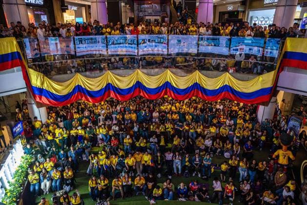 Colombians Watch the Football Match in Bogota BOGOTÃ, COLOMBIA JULY 3, 2026: Colombian football fans watch the FIFA World Cup, WM, Weltmeisterschaft, Fussball 2026 Round of 32 match between Colombia and Ghana on a giant screen at a shopping mall in Bogota, gathering to support the national team, Nationalteam during the knockout-stage encounter. Bogota Colombia Copyright: x xAntonioxCasciox xJNAxPressx