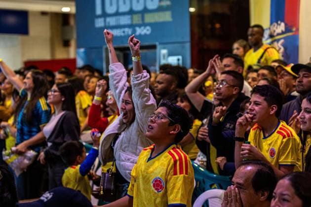 Colombians Watch the Football Match in Bogota BOGOTÃ, COLOMBIA JULY 3, 2026: Colombian football fans watch the FIFA World Cup, WM, Weltmeisterschaft, Fussball 2026 Round of 32 match between Colombia and Ghana on a giant screen at a shopping mall in Bogota, gathering to support the national team, Nationalteam during the knockout-stage encounter. Bogota Colombia Copyright: x xAntonioxCasciox xJNAxPressx
