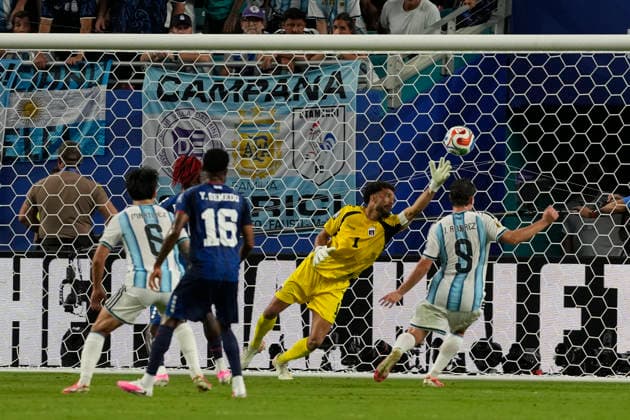July 3, 2026, Miami Gardens, Florida, USA: Goalkeeper Josimar JosÅ½ Vozinha (1) of Cape Verde cannot make the save from a deflected corner kick, resulting in the winning goal, during Overtime in the World Cup Round of 32 match between Argentina and Cape Verde at Miami Stadium. Argentina defeated Cape Verde 3-2. World Cup 2026: Round Of 32: Argentina : Cape Verde  - ZUMAd212 20260703_zsp_d212_018 Copyright: xRichardxDolex
