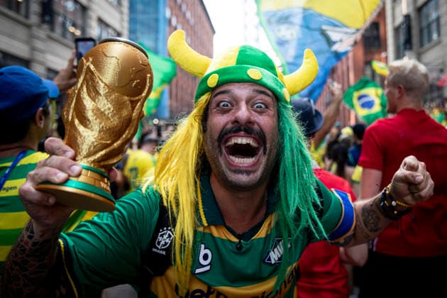 FOOTBALL : Brazilian fans gather for a pre-match drum parade in Brooklyn ahead of the FIFA World Cup, WM, Weltmeisterschaft, Fussball 2026. 03 07 2026 Brazilian football supporters gather at Dumbo Manhattan Bridge View in Brooklyn for a lively pre-match drum parade ( Batucaco ) ahead of the FIFA World Cup 2026. Fans dressed in green and yellow sing, dance, wave Brazilian flags, and create a festive atmosphere before marching together through the city. Brooklyn, New York, USA July 3, 2026:  Copyright: xELYXANDROxCEGARRAx