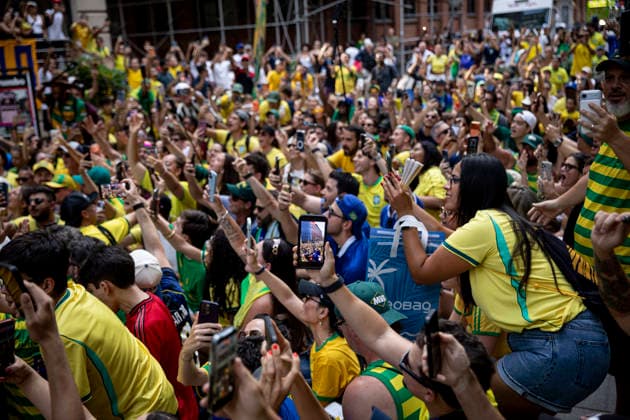FOOTBALL : Brazilian fans gather for a pre-match drum parade in Brooklyn ahead of the FIFA World Cup, WM, Weltmeisterschaft, Fussball 2026. 03 07 2026 Brazilian football supporters gather at Dumbo Manhattan Bridge View in Brooklyn for a lively pre-match drum parade ( Batucaco ) ahead of the FIFA World Cup 2026. Fans dressed in green and yellow sing, dance, wave Brazilian flags, and create a festive atmosphere before marching together through the city. Brooklyn, New York, USA July 3, 2026:  Copyright: xELYXANDROxCEGARRAx