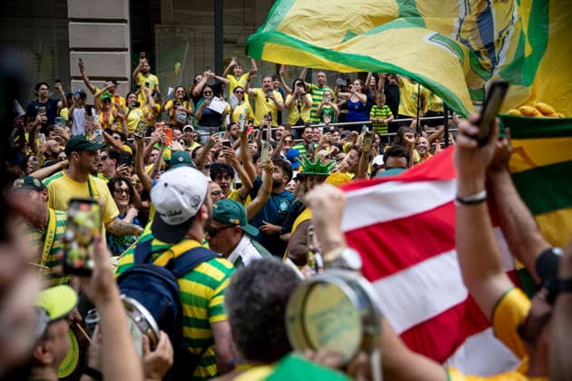 FOOTBALL : Brazilian fans gather for a pre-match drum parade in Brooklyn ahead of the FIFA World Cup, WM, Weltmeisterschaft, Fussball 2026. 03 07 2026 Brazilian football supporters gather at Dumbo Manhattan Bridge View in Brooklyn for a lively pre-match drum parade ( Batucaco ) ahead of the FIFA World Cup 2026. Fans dressed in green and yellow sing, dance, wave Brazilian flags, and create a festive atmosphere before marching together through the city. Brooklyn, New York, USA July 3, 2026:  Copyright: xELYXANDROxCEGARRAx