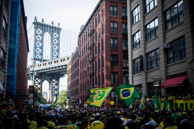 FOOTBALL : Brazilian fans gather for a pre-match drum parade in Brooklyn ahead of the FIFA World Cup, WM, Weltmeisterschaft, Fussball 2026. 03 07 2026 Brazilian football supporters gather at Dumbo Manhattan Bridge View in Brooklyn for a lively pre-match drum parade ( Batucaco ) ahead of the FIFA World Cup 2026. Fans dressed in green and yellow sing, dance, wave Brazilian flags, and create a festive atmosphere before marching together through the city. Brooklyn, New York, USA July 3, 2026:  Copyright: xELYXANDROxCEGARRAx