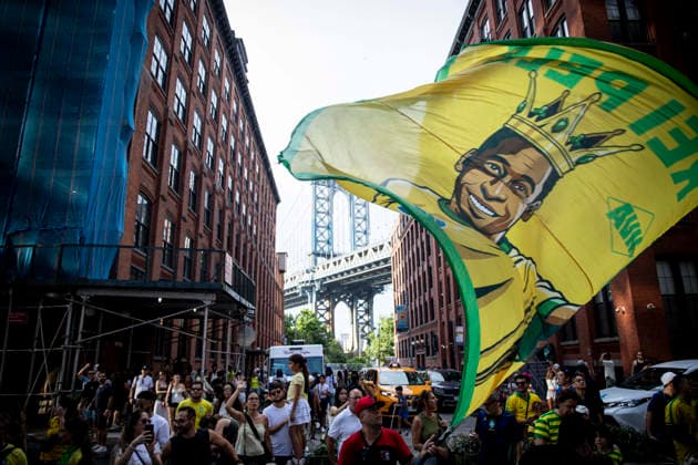 FOOTBALL : Brazilian fans gather for a pre-match drum parade in Brooklyn ahead of the FIFA World Cup, WM, Weltmeisterschaft, Fussball 2026. 03 07 2026 Brazilian football supporters gather at Dumbo Manhattan Bridge View in Brooklyn for a lively pre-match drum parade ( Batucaco ) ahead of the FIFA World Cup 2026. Fans dressed in green and yellow sing, dance, wave Brazilian flags, and create a festive atmosphere before marching together through the city. Brooklyn, New York, USA July 3, 2026:  Copyright: xELYXANDROxCEGARRAx