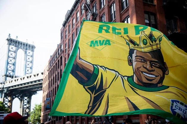 FOOTBALL : Brazilian fans gather for a pre-match drum parade in Brooklyn ahead of the FIFA World Cup, WM, Weltmeisterschaft, Fussball 2026. 03 07 2026 Brazilian football supporters gather at Dumbo Manhattan Bridge View in Brooklyn for a lively pre-match drum parade ( Batucaco ) ahead of the FIFA World Cup 2026. Fans dressed in green and yellow sing, dance, wave Brazilian flags, and create a festive atmosphere before marching together through the city. Brooklyn, New York, USA July 3, 2026:  Copyright: xELYXANDROxCEGARRAx