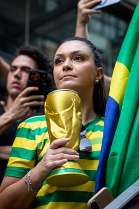 FOOTBALL : Brazilian fans gather for a pre-match drum parade in Brooklyn ahead of the FIFA World Cup, WM, Weltmeisterschaft, Fussball 2026. 03 07 2026 Brazilian football supporters gather at Dumbo Manhattan Bridge View in Brooklyn for a lively pre-match drum parade ( Batucaco ) ahead of the FIFA World Cup 2026. Fans dressed in green and yellow sing, dance, wave Brazilian flags, and create a festive atmosphere before marching together through the city. Brooklyn, New York, USA July 3, 2026:  Copyright: xELYXANDROxCEGARRAx