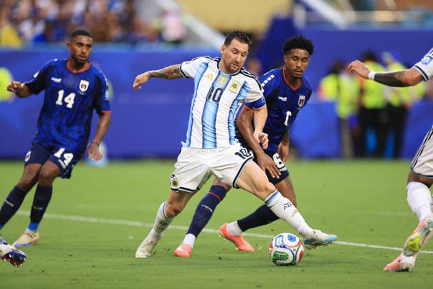 Football - FIFA World Cup, WM, Weltmeisterschaft, Fussball - Round of 32 - Argentina v Cape Verde 3rd July 2026 - FIFA World Cup - Round of 32 - Argentina v Cape Verde - Lionel Messi of Argentina in action with Kevin Pina of Cape Verde - Photo: Simon Stacpoole Offside. Miami USA *** Fußball – FIFA-Weltmeisterschaft, Runde der letzten 32: Argentinien gegen Kap Verde, 3. Juli 2026 – FIFA-Weltmeisterschaft, Runde der letzten 32: Argentinien gegen Kap Verde – Lionel Messi aus Argentinien im Zweikampf mit Kevin Pina aus Kap Verde – Foto: Simon Stacpoole – Offside, Miami, USA  Copyright: xSimonxStacpoolexOffside
