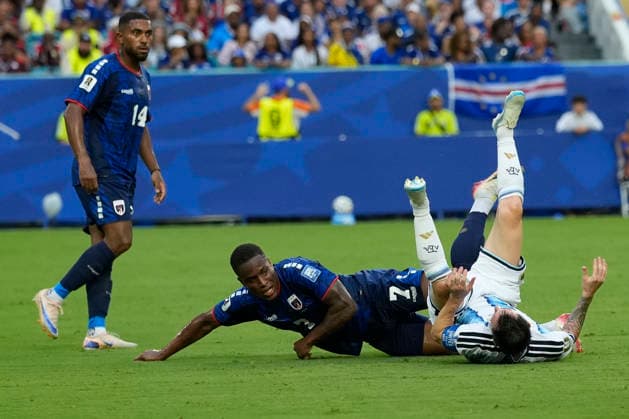 July 3, 2026, Miami Gardens, Florida, USA: Forward Lionel Messi (10) of Argentina hits the turf after being tackled by Midfielder Jovane Eduardo Jovane (7) of Cape Verde during the World Cup Round of 32 match between Argentina and Cape Verde at Miami Stadium. Argentina defeated Cape Verde 3-2. Miami Gardens USA - ZUMAd212 20260703_zsp_d212_048 Copyright: xRichardxDolex