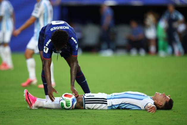FIFA World Cup, WM, Weltmeisterschaft, Fussball 2026: Argentina v Cape Verde MIAMI, USA - 3rd July 2026: Enzo Fernandez of Argentina goes down with cramp during the FIFA World Cup 2026 Round of 32 match between Argentina and Cape Verde at Miami Stadium Miami Miami Stadium United States of America Copyright: xCraigxMercerx xPeakxActionxPhotosx