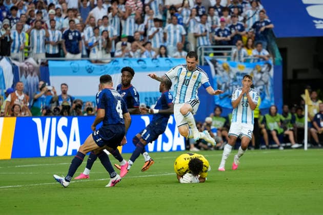 July 3, 2026, Miami Gardens, Florida, USA: Forward Lionel Messi (10) of Argentina jumps over Goalkeeper Josimar JosÅ½ Vozinha (1) of Cape Verde during the first half of the World Cup Round of 32 match between Argentina and Cape Verde at Miami Stadium. Argentina defeated Cape Verde 3-2. Miami Gardens USA - ZUMAd212 20260703_zsp_d212_050 Copyright: xRichardxDolex