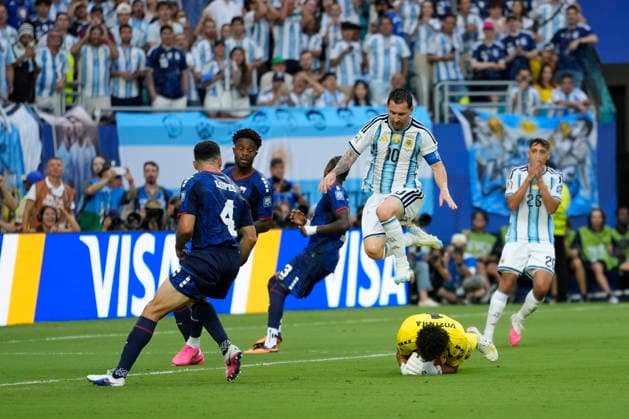 July 3, 2026, Miami Gardens, Florida, USA: Forward Lionel Messi (10) of Argentina jumps over Goalkeeper Josimar JosÅ½ Vozinha (1) of Cape Verde during the first half of the World Cup Round of 32 match between Argentina and Cape Verde at Miami Stadium. Argentina defeated Cape Verde 3-2. Miami Gardens USA - ZUMAd212 20260703_zsp_d212_054 Copyright: xRichardxDolex