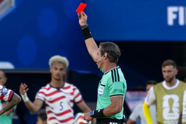 July 1, 2026, Santa Clara, California, USA: Brazilian referee RAPHAEL CLAUS gives American forward FOLARIN BALOGUN (20) a red card during the World Cup 2026 round of 32 soccer match between the United States and Bosnia and Herzegovina in Santa Clara, California, USA. Santa Clara USA - ZUMAk194 20260701_zsp_k194_082 Copyright: xKaixRiverxKanzerx