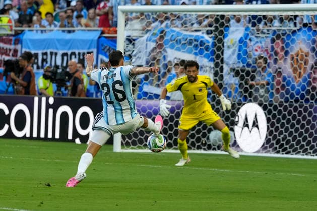 July 3, 2026, Miami Gardens, Florida, USA: Defender Nahuel Molina (26) of Argentina stretches for a pass in front of Goalkeeper Josimar JosÅ½ Vozinha (1) of Cape Verde during the second half of the World Cup Round of 32 match between Argentina and Cape Verde at Miami Stadium. Argentina defeated Cape Verde 3-2. Miami Gardens USA - ZUMAd212 20260703_zsp_d212_080 Copyright: xRichardxDolex