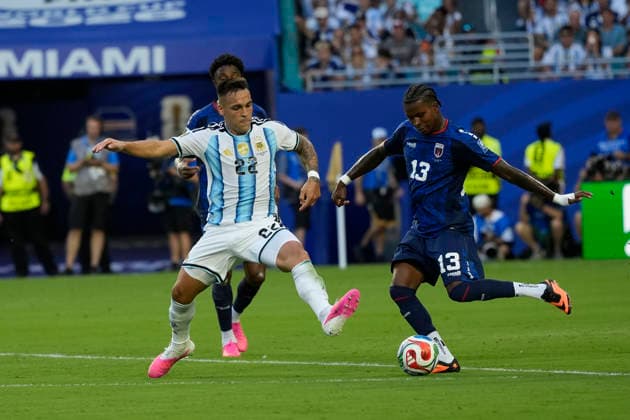 July 3, 2026, Miami Gardens, Florida, USA: Forward Lautaro Martinez (22) of Argentina attempts to block a pass from Defender Sidny Lopes Cabral (13) of Cape Verde during the World Cup Round of 32 match between Argentina and Cape Verde at Miami Stadium. Argentina defeated Cape Verde 3-2. Miami Gardens USA - ZUMAd212 20260703_zsp_d212_085 Copyright: xRichardxDolex