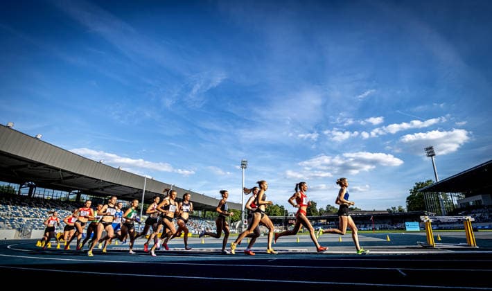Deutsche Meisterschaften U23 U18; Bochum-Wattenscheid, 03.07.2026 Aufgereiht wie an einer Perlenschnur: Das Teilnehmerinnenfeld im 3000m-Hindernis-Finale der Juniorinnen U23, angeführt von Adia Budde (LAV Stadtwerke Tübingen) und Jule Lindner (LG Bamberg) an Position zwei; Deutsche Meisterschaften U23 U18 am 03.07.2026 im Lohrheidestadion in Bochum-Wattenscheid (Nordrhein-Westfalen). *** German U23 and U18 Championships, Bochum-Wattenscheid, July 3, 2026 Lined up like a string of pearls: The field of competitors in the U23 women’s 3000m steeplechase final, led by Adia Budde of LAV Stadtwerke Tübingen and Jule Lindner of LG Bamberg in second place. German U23 and U18 Championships on July 3, 2026, at the Lohrheidestadion in Bochum-Wattenscheid, North Rhine-Westphalia Copyright: xBEAUTIFULxSPORTS R.xSchmittx