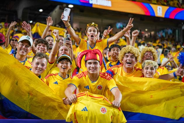 USA: Fußball FIFA Weltmeisterschaft 2026, K.-o.-Runde Sechzehntelfinale (Round of 32) - Kolumbien vs Ghana - Kansas City Stadium (Arrowhead Stadium): Gruppenporträt jubelnder kolumbianischer Fußballfans nach dem Sieg gegen Ghana und dem Einzug ins Achtelfinale beim FIFA World Cup, WM, Weltmeisterschaft, Fussball 2026. Die Anhänger feiern ausgelassen mit gelben Nationaltrikots, kolumbianischen Flaggen, Narrenkappe, Perücken und einem Nationaltrikot vor der Kamera. Fans, Zuschauer, Tribüne, Fankultur, Gruppenfoto, Jubel, Emotionen, Achtelfinale, Siegesfeier, Stadionatmosphäre, Fußball-WM 2026. *** 2026 FIFA World Cup in the U.S., Round of 32 Colombia vs. Ghana Kansas City Stadium Arrowhead Stadium Group portrait of jubilant Colombian soccer fans after their victory over Ghana and advancement to the Round of 16 at the 2026 FIFA World Cup. The fans celebrate exuberantly in yellow national jerseys, Colombian flags, jester’s caps, wigs, and a national jersey in front of the camera; fans, spectators, stands, fan culture, group photo, cheering, emotions, Round of 16, victory celebration, stadium atmosphere, 2026 World Cup Copyright: xJOERANxSTEINSIEKx
