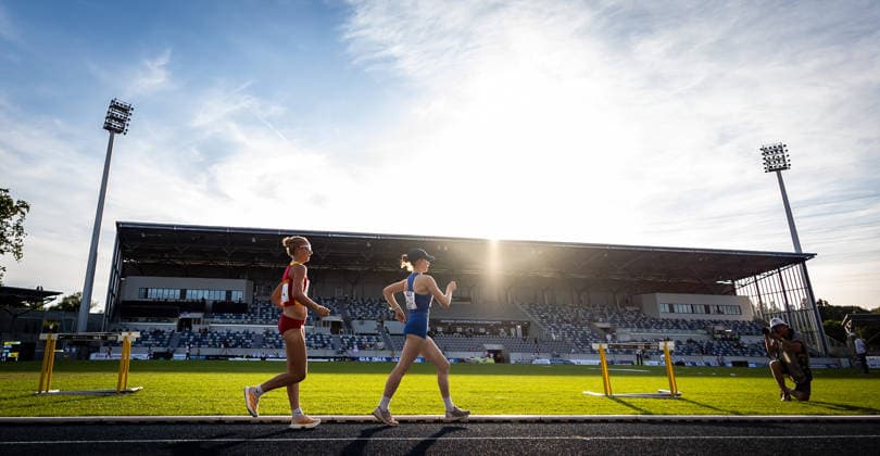 Deutsche Meisterschaften U23 U18; Bochum-Wattenscheid, 03.07.2026 Im Gegenlicht: Zwei Geherinnen unterwegs im 5000m Bahngehen am späten Freitagabend; Deutsche Meisterschaften U23 U18 am 03.07.2026 im Lohrheidestadion in Bochum-Wattenscheid (Nordrhein-Westfalen). *** German U23 and U18 Championships, Bochum-Wattenscheid, July 3, 2026 Backlit: Two race walkers competing in the 5,000-meter track race walk late Friday evening. German U23 and U18 Championships on July 3, 2026, at Lohrheidestadion in Bochum-Wattenscheid, North Rhine-Westphalia Copyright: xBEAUTIFULxSPORTS R.xSchmittx