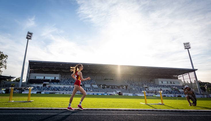 Deutsche Meisterschaften U23 U18; Bochum-Wattenscheid, 03.07.2026 Im abendlichen Gegenlicht: Geherin Laura Völkel (ASV Erfurt) im 5000m Bahngehen; Deutsche Meisterschaften U23 U18 am 03.07.2026 im Lohrheidestadion in Bochum-Wattenscheid (Nordrhein-Westfalen). *** German U23 and U18 Championships, Bochum Wattenscheid, July 3, 2026: Race walker Laura Völkel of ASV Erfurt in the 5,000-meter track race walk during the German U23 and U18 Championships on July 3, 2026, at the Lohrheidestadion in Bochum-Wattenscheid, North Rhine-WestWestphalia Copyright: xBEAUTIFULxSPORTS R.xSchmittx