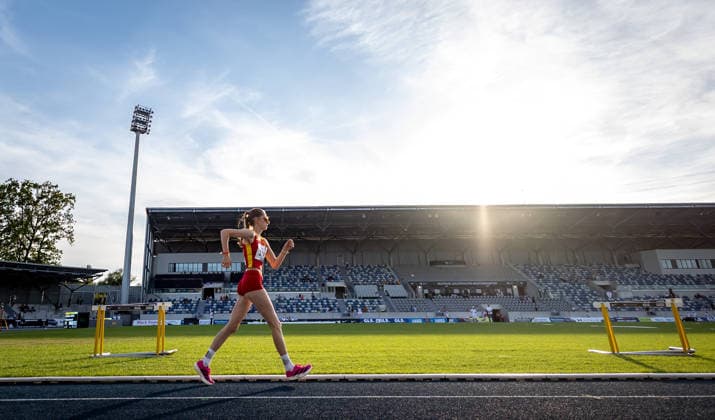 Deutsche Meisterschaften U23 U18; Bochum-Wattenscheid, 03.07.2026 Im abendlichen Gegenlicht: Geherin Laura Völkel (ASV Erfurt) im 5000m Bahngehen; Deutsche Meisterschaften U23 U18 am 03.07.2026 im Lohrheidestadion in Bochum-Wattenscheid (Nordrhein-Westfalen). *** German U23 and U18 Championships, Bochum Wattenscheid, July 3, 2026: Race walker Laura Völkel of ASV Erfurt in the 5,000-meter track race walk during the German U23 and U18 Championships on July 3, 2026, at the Lohrheidestadion in Bochum-Wattenscheid, North Rhine-WestWestphalia Copyright: xBEAUTIFULxSPORTS R.xSchmittx