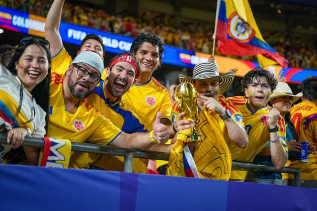 USA: Fußball FIFA Weltmeisterschaft 2026, K.-o.-Runde Sechzehntelfinale (Round of 32) - Kolumbien vs Ghana - Kansas City Stadium (Arrowhead Stadium): Gruppenporträt jubelnder kolumbianischer Fußballfans nach dem 1:0-Sieg gegen Ghana und dem Einzug ins Achtelfinale beim FIFA World Cup, WM, Weltmeisterschaft, Fussball 2026. Die Anhänger feiern mit einer Nachbildung des FIFA-WM-Pokals, kolumbianischer Flagge, Sombrero Vueltiao, Nationaltrikots und Gesichtsbemalung auf der Tribüne. Fans, Zuschauer, Fankultur, Gruppenfoto, Siegesfeier, Emotionen, WM-Pokal, Stadionatmosphäre, Fußball-WM 2026. *** 2026 FIFA World Cup in the U.S., Round of 32 Colombia vs. Ghana Kansas City Stadium Arrowhead Stadium Group portrait of jubilant Colombian soccer fans after their 1–0 victory over Ghana and advancement to the Round of 16 at the 2026 FIFA World Cup. The fans celebrate with a replica of the FIFA World Cup trophy, the Colombian flag, a Vueltiao sombrero, national jerseys, and face paint in the stands; fans, spectators, fan culture, group photo, victory celebration, emotions, World Cup trophy, stadium atmosphere, 2026 World Cup Copyright: xJOERANxSTEINSIEKx