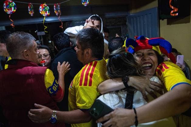 Colombians celebrate the victory in Bogota. BOGOTÃ, COLOMBIA JULY 3, 2026: Colombian football fans celebrate in Bogota after Colombia defeated Ghana to advance to the Round of 16 of the FIFA World Cup, WM, Weltmeisterschaft, Fussball 2026. Supporters waved national flags, sang, and gathered across the Colombian capital following the final whistle. Bogota CO Copyright: x xAntonioxCasciox xJNAxPressx