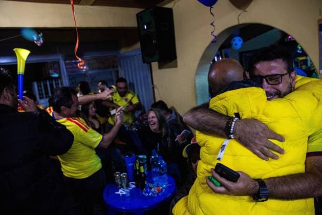 Colombians celebrate the victory in Bogota. BOGOTÃ, COLOMBIA JULY 3, 2026: Colombian football fans celebrate in Bogota after Colombia defeated Ghana to advance to the Round of 16 of the FIFA World Cup, WM, Weltmeisterschaft, Fussball 2026. Supporters waved national flags, sang, and gathered across the Colombian capital following the final whistle. Bogota CO Copyright: x xAntonioxCasciox xJNAxPressx